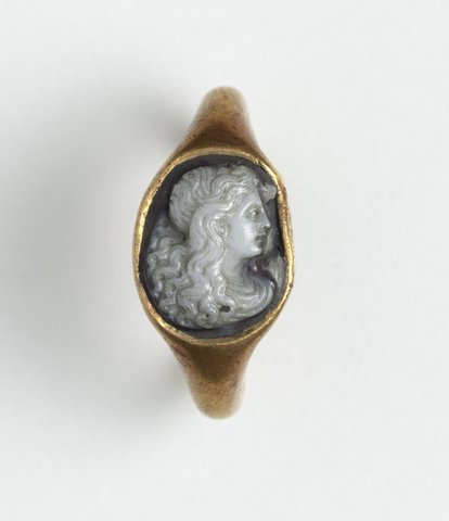 anillo decorado con un camafeo rostro de mujer de perfil procedencia desconocida epoca imperial oro y sardonice musee du